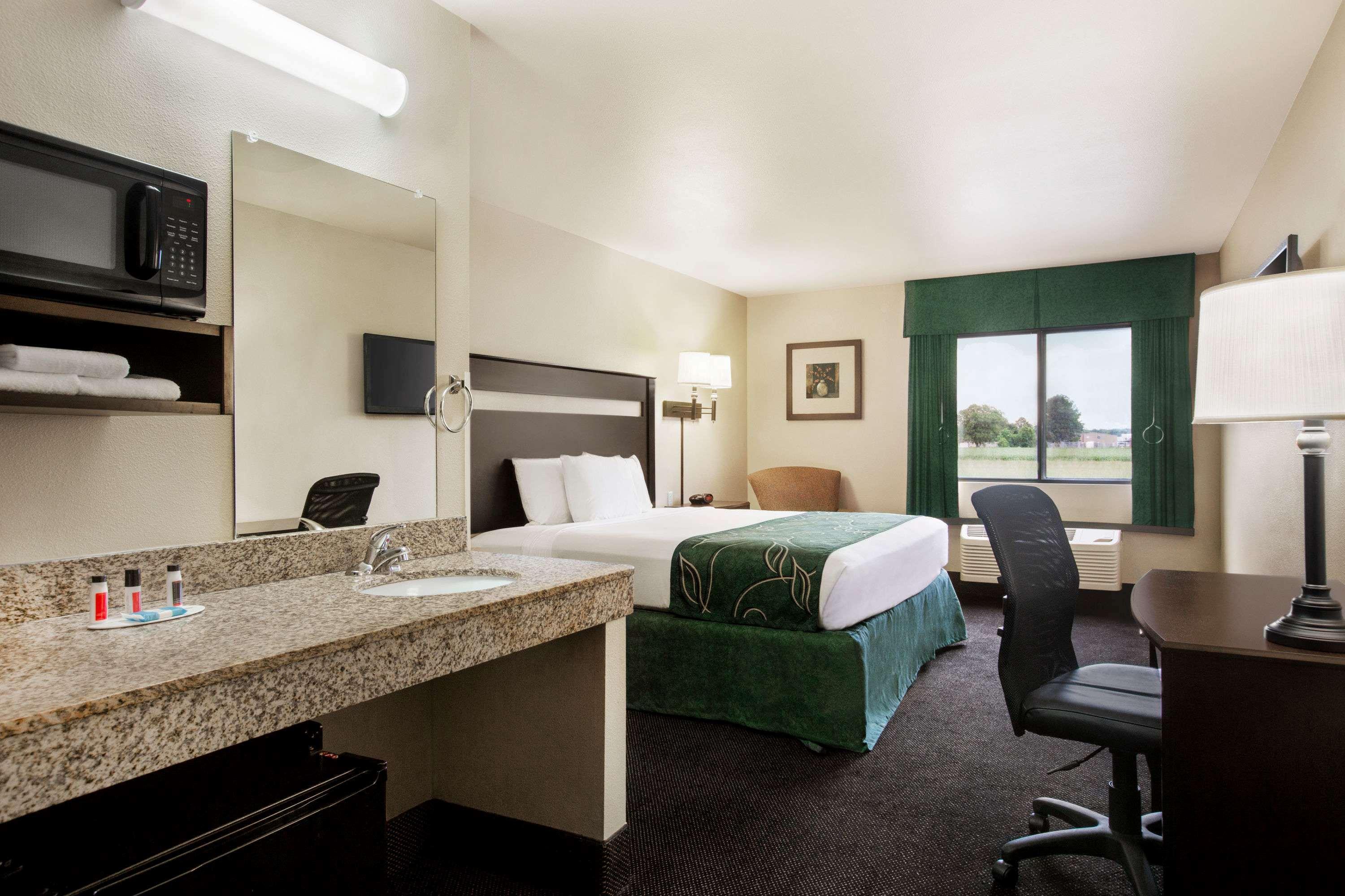 Travelodge By Wyndham Livonia Exterior foto
