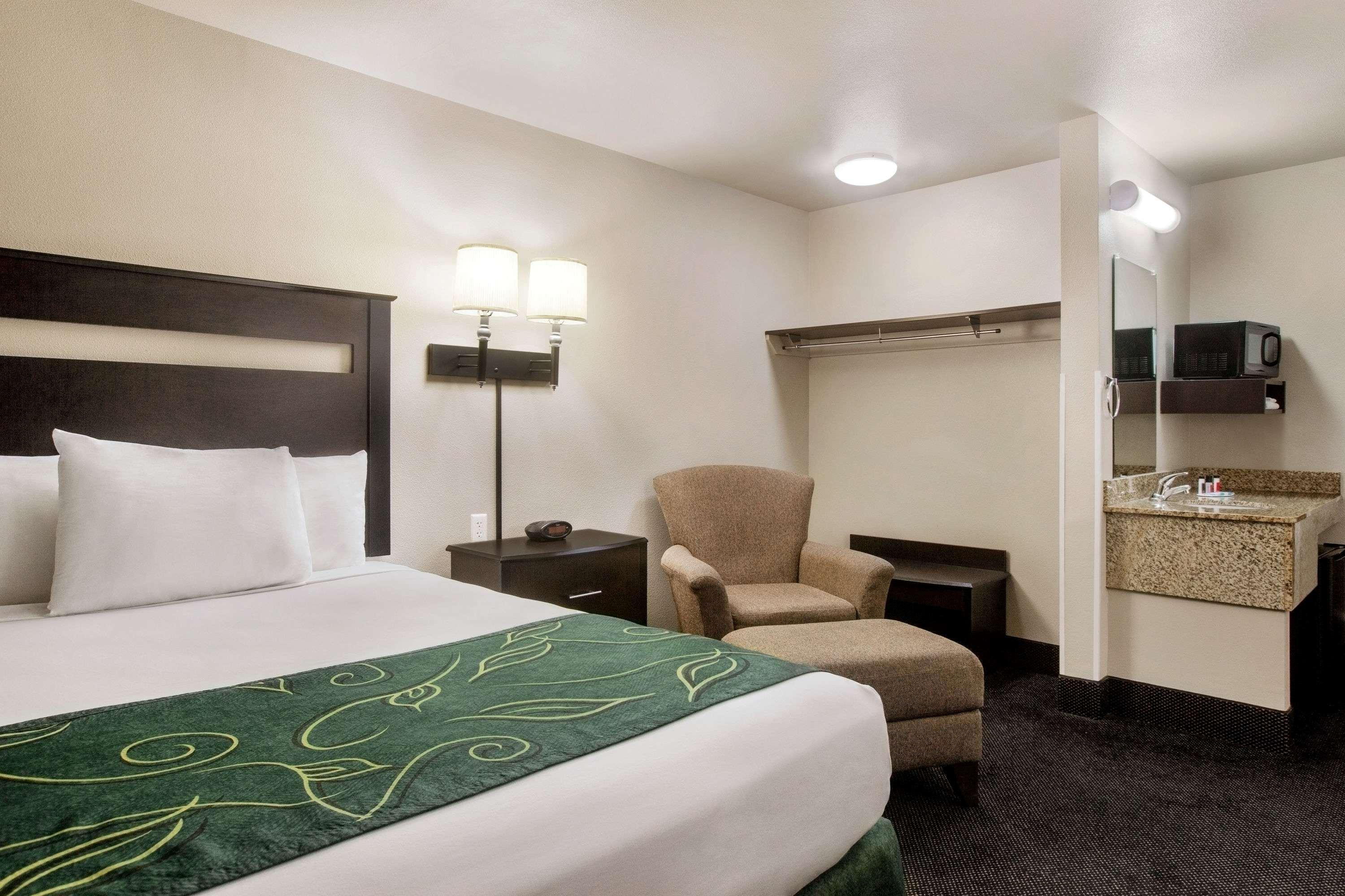 Travelodge By Wyndham Livonia Exterior foto